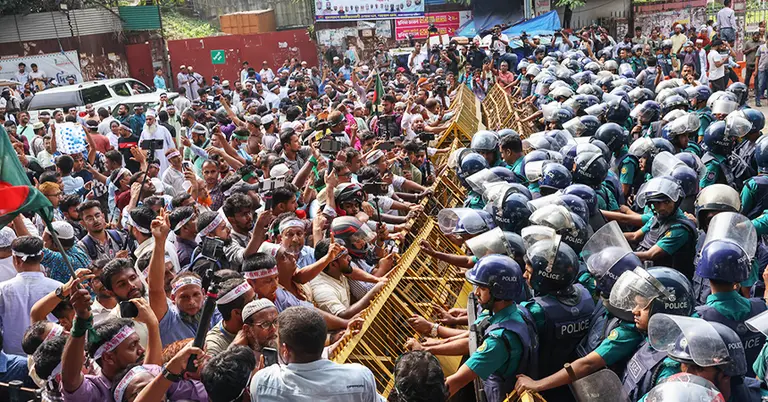 পুলিশের ব্যারিকেডের মুখে আন্দোলনরত বেসরকারি শিক্ষাপ্রতিষ্ঠানের এমপিওভুক্ত শিক্ষকেরা